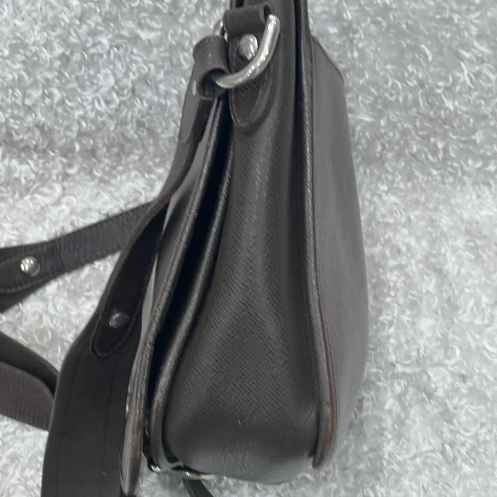 Louis Vuitton Taiga Roman Leather Messenger Bag.